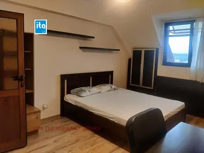 Spavaća soba; drveni pod, prirodna svjetlost, moderan stil