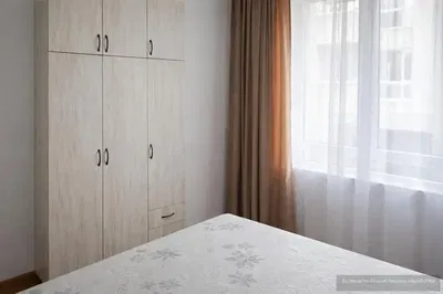 Spavaća soba; prirodna svjetlost, drveni pod