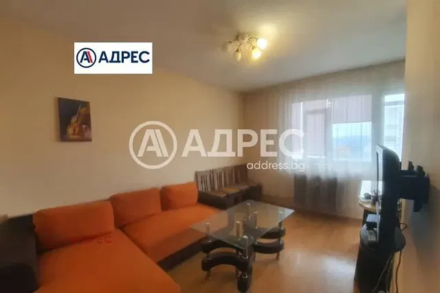 Obývačka; moderný štýl, drevená podlaha, prirodzené svetlo