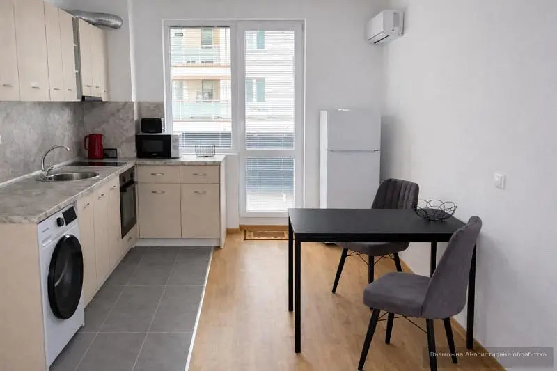 Kuhinja; kućanski aparati, pločice, drveni pod, prirodna svjetlost, moderan stil