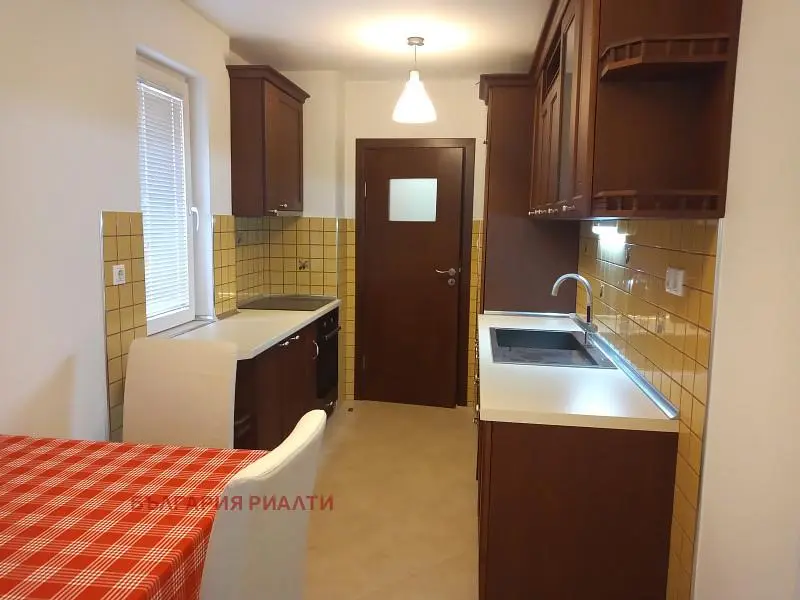 Kuchyňa; kuchynské spotrebiče, dlažba, prirodzené svetlo