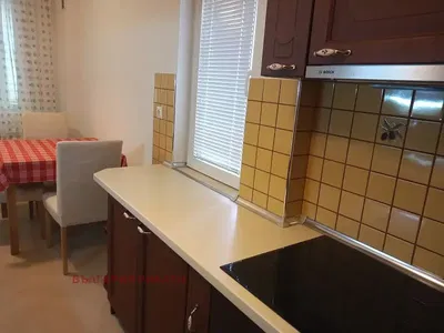 Kuchyňa; kuchynské spotrebiče, dlažba, prirodzené svetlo, moderný štýl