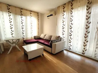 Sala de estar; luz natural, chão de madeira