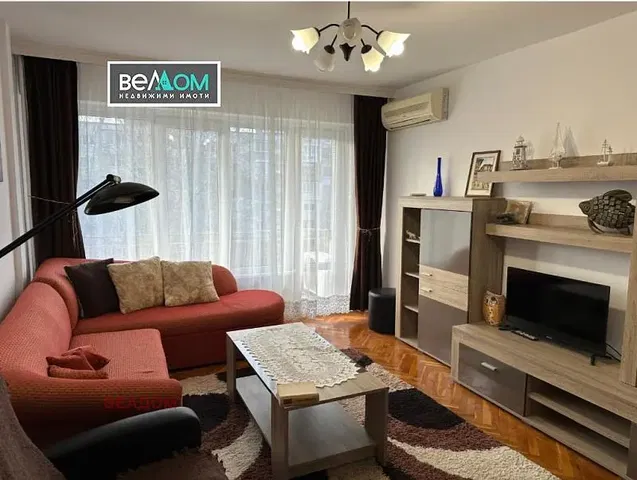 Obývačka; moderný štýl, drevená podlaha, prirodzené svetlo