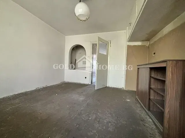 Остало; потребна реновација, дрвени под