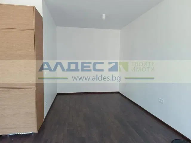 Spálňa; drevená podlaha