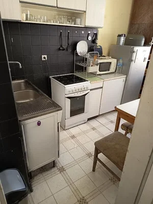 Kuhinja; pločice, kućanski aparati, potrebna renovacija