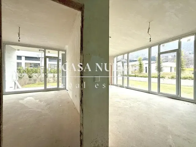 Salón; luz natural, necesita renovación, vista