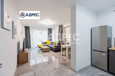 غرفة معيشة; إطلالة, أجهزة المطبخ, أرضية من البلاط, ضوء طبيعي, أسلوب عصري