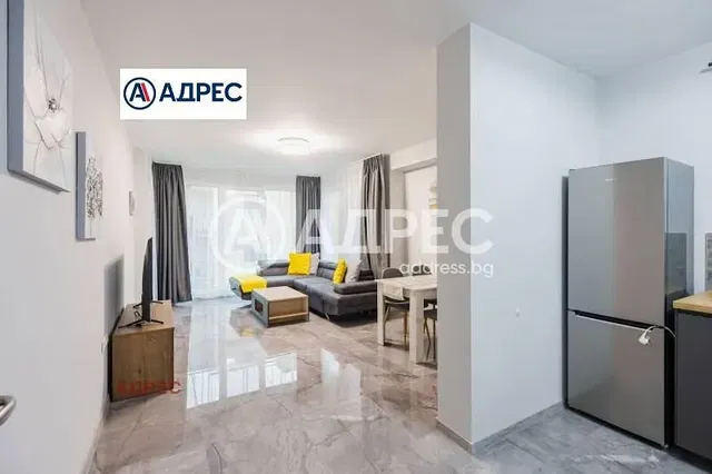 Salón; vista, electrodomésticos, suelo de baldosas, luz natural, estilo moderno