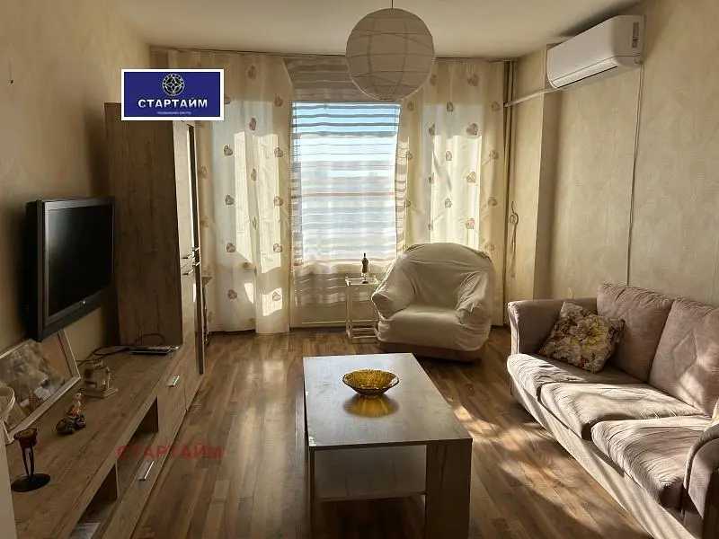 Dnevni boravak; prirodna svjetlost, moderan stil