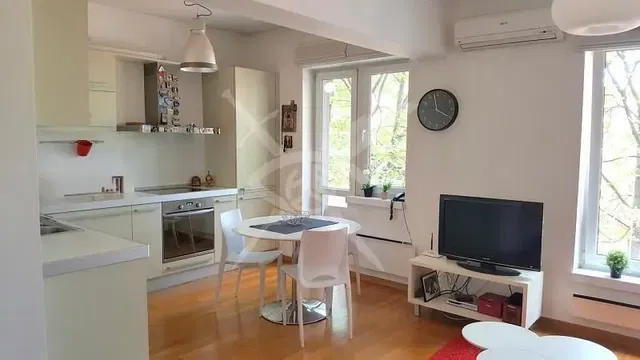 Kuchyňa; kuchynské spotrebiče, prirodzené svetlo, moderný štýl