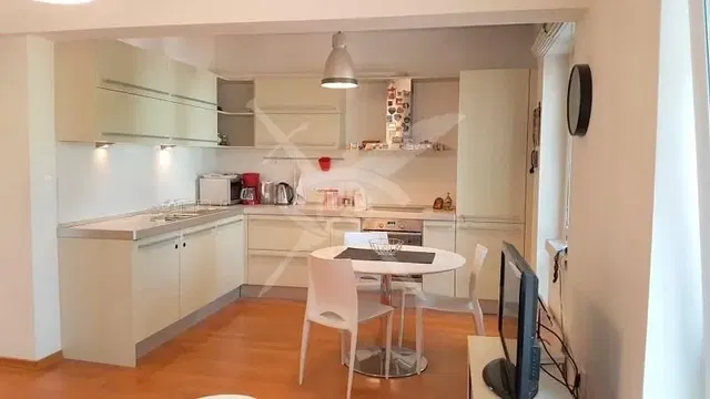 Kuchyňa; kuchynské spotrebiče, prirodzené svetlo, moderný štýl