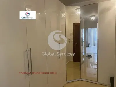 Garderoba; drveni pod, pločice, visoki stropovi, prirodna svjetlost, renoviran