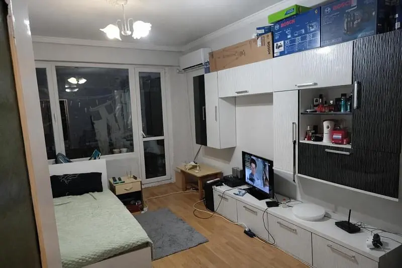 Spavaća soba; drveni pod, prirodna svjetlost, moderan stil