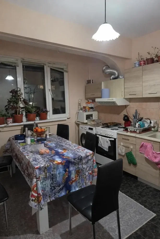 Kuhinja; kućanski aparati, pločice, prirodna svjetlost, moderan stil