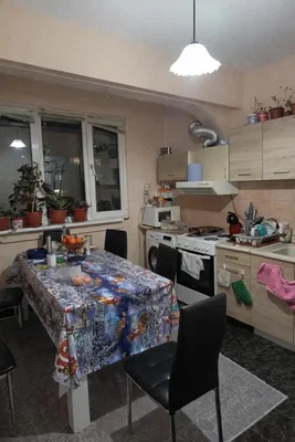 Kuhinja; kućanski aparati, pločice, prirodna svjetlost, moderan stil