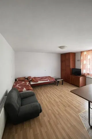 Dormitorio; suelo de madera, luz natural