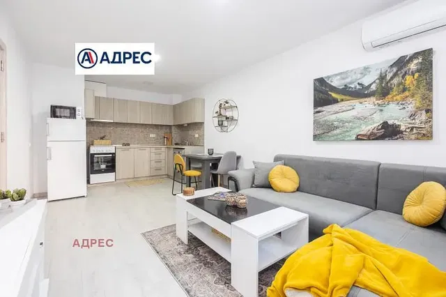 Obývačka; kuchynské spotrebiče, prirodzené svetlo, moderný štýl