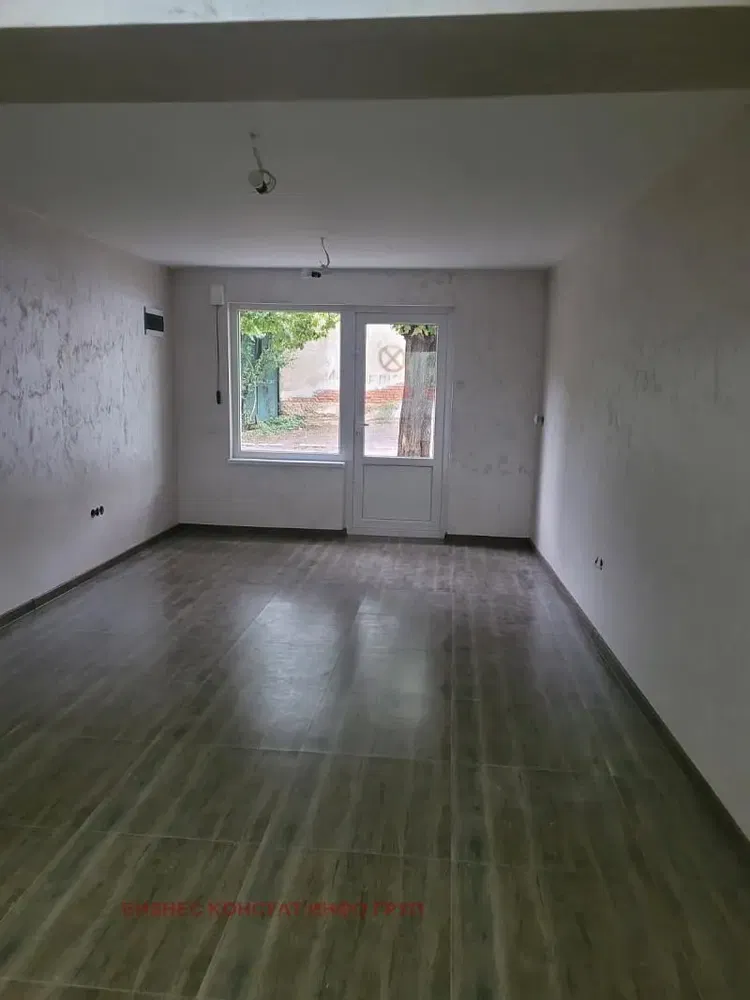 Wohnzimmer; fliesenboden, renovierungsbedürftig, tageslicht