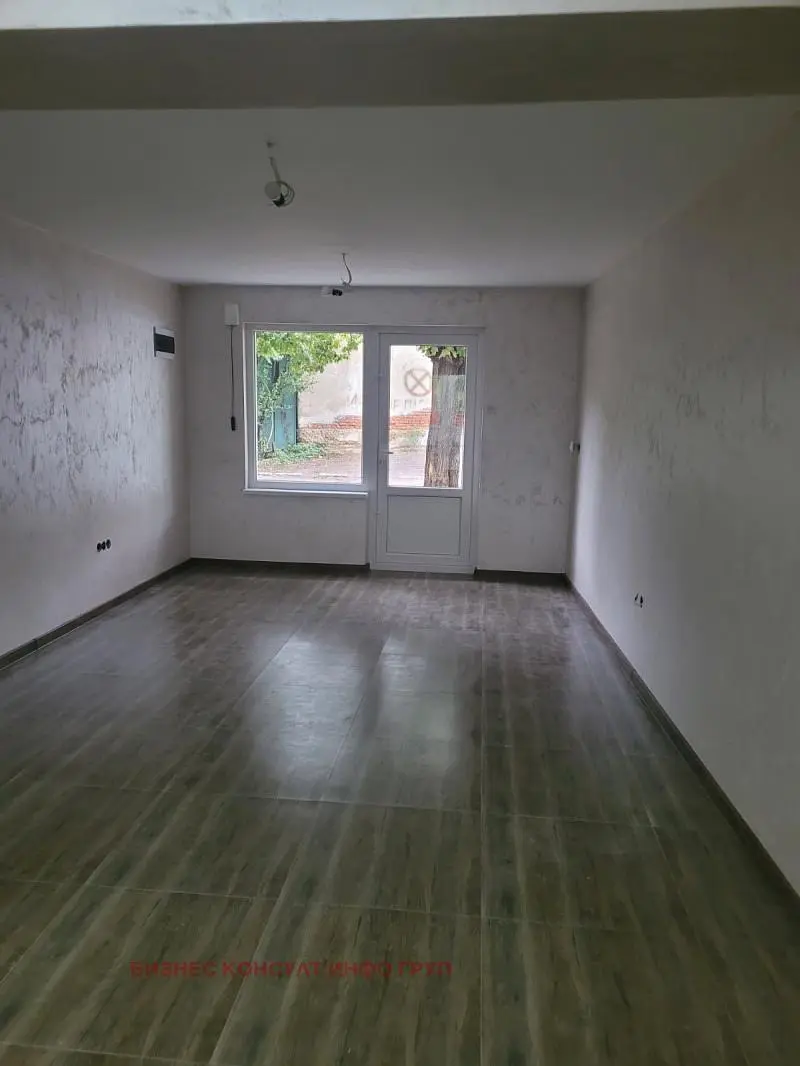 Wohnzimmer; fliesenboden, renovierungsbedürftig, tageslicht