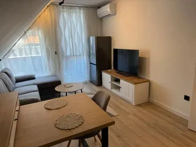 Wohnzimmer; holzboden, tageslicht, moderner stil