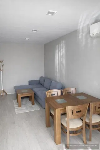 Wohnzimmer; holzboden, tageslicht, moderner stil