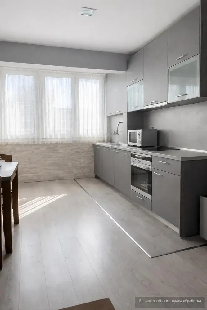 Kuhinja; kućanski aparati, pločice, prirodna svjetlost, moderan stil