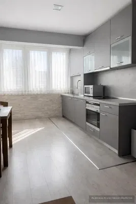 Kuhinja; kućanski aparati, pločice, prirodna svjetlost, moderan stil