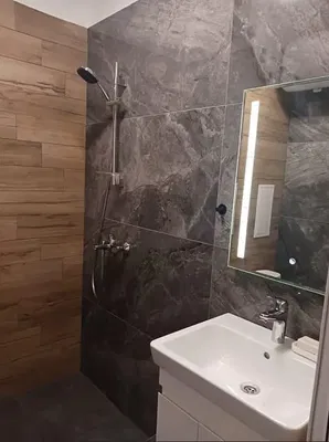 Badezimmer; fliesenboden, tageslicht