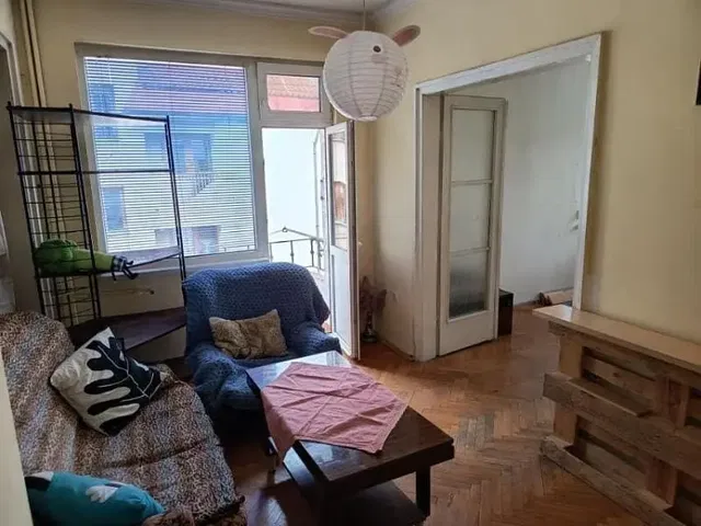 Obývačka; prirodzené svetlo, drevená podlaha, rustikálny štýl