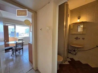 Toalet; pločice, potrebna renovacija