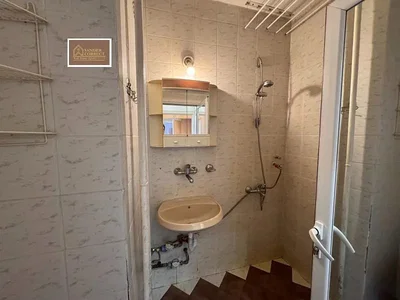 Kupaonica; pločice, potrebna renovacija, prirodna svjetlost