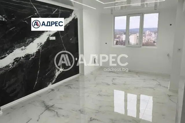 Salón; vista, suelo de baldosas, luz natural, renovado