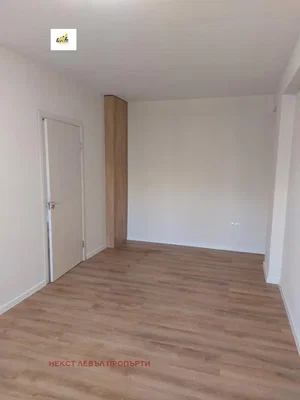 Spavaća soba; drveni pod, prirodno svjetlo