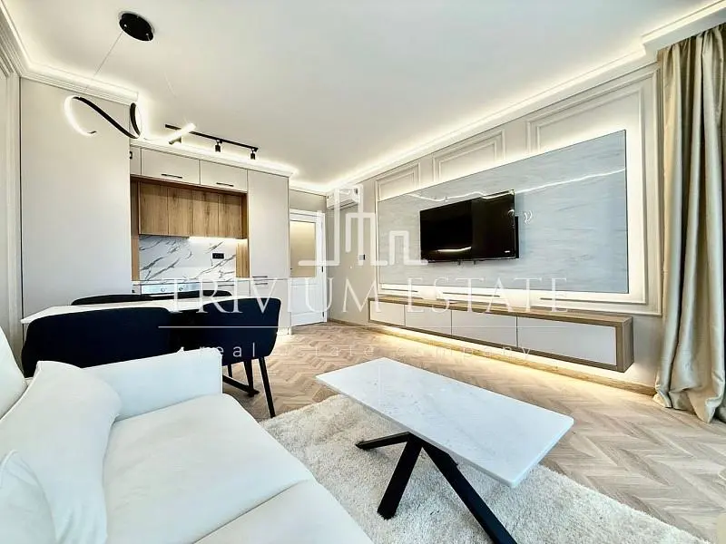 Wohnzimmer; moderner stil, holzboden, tageslicht, renoviert