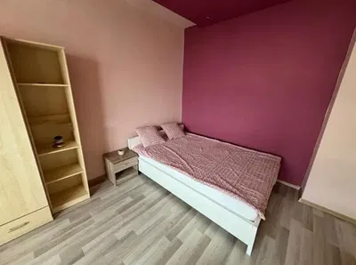 Schlafzimmer; holzboden, tageslicht, moderner stil