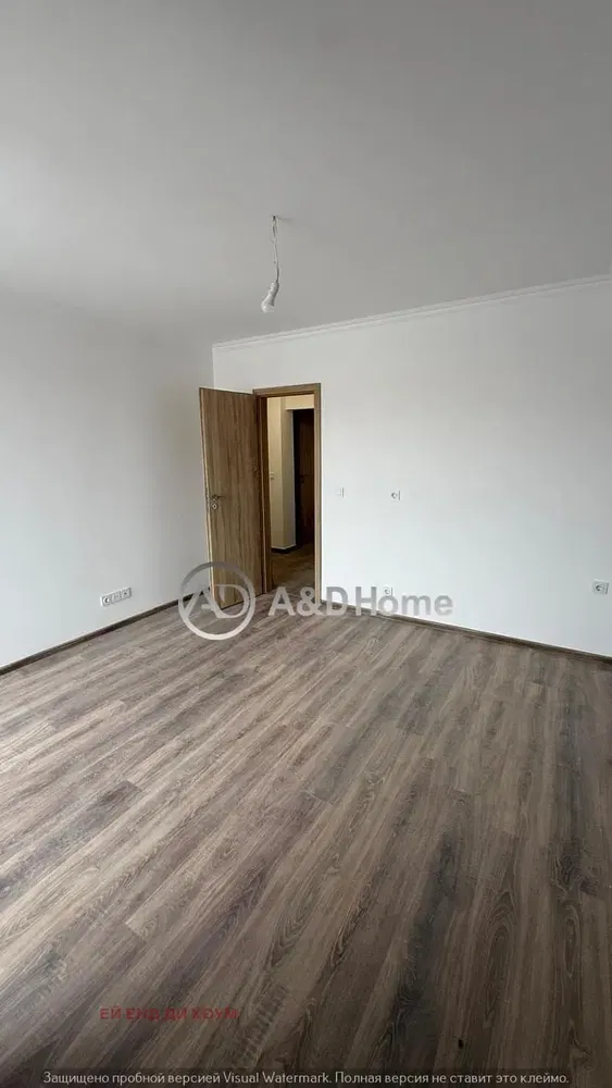 Yatak odası; ahşap zemin, tadilat gerekiyor