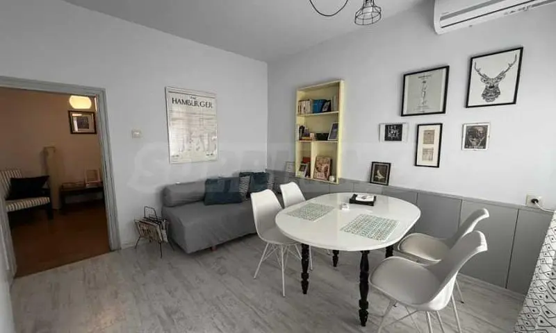 Dnevni boravak; pločice, moderan stil, prirodna svjetlost