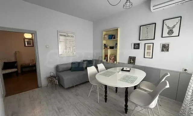 Oturma odası; fayans zemin, modern stil, doğal ışık