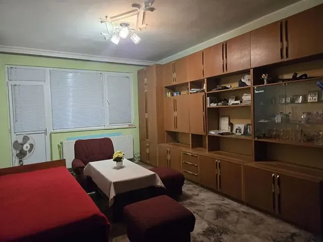 Salón; suelo de madera, estilo rústico, luz natural