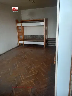 Kinderzimmer; holzboden, renovierungsbedürftig