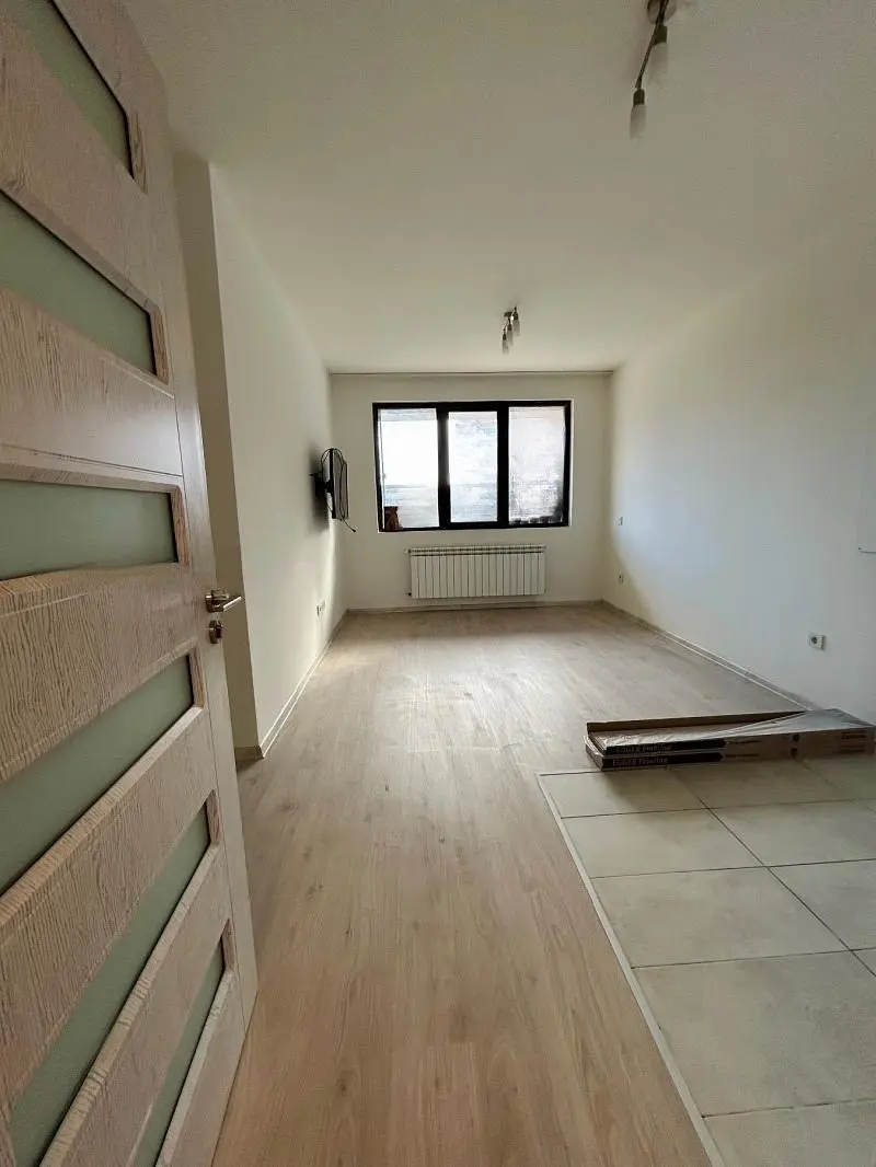 Spavaća soba; prirodna svjetlost, drveni pod, pločice, renoviran