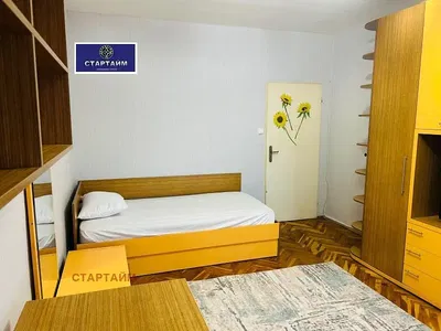 Spavaća soba; drveni pod, drvene grede, renoviran, prirodno svjetlo, moderni stil