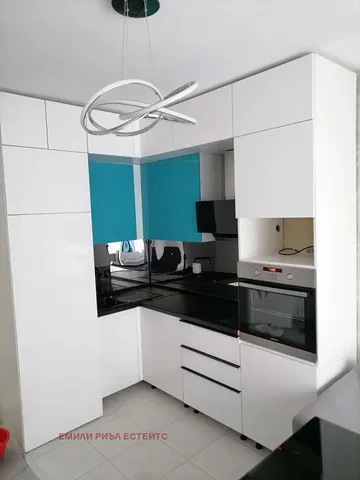 Cucina; elettrodomestici, pavimento in piastrelle, ristrutturato, stile moderno