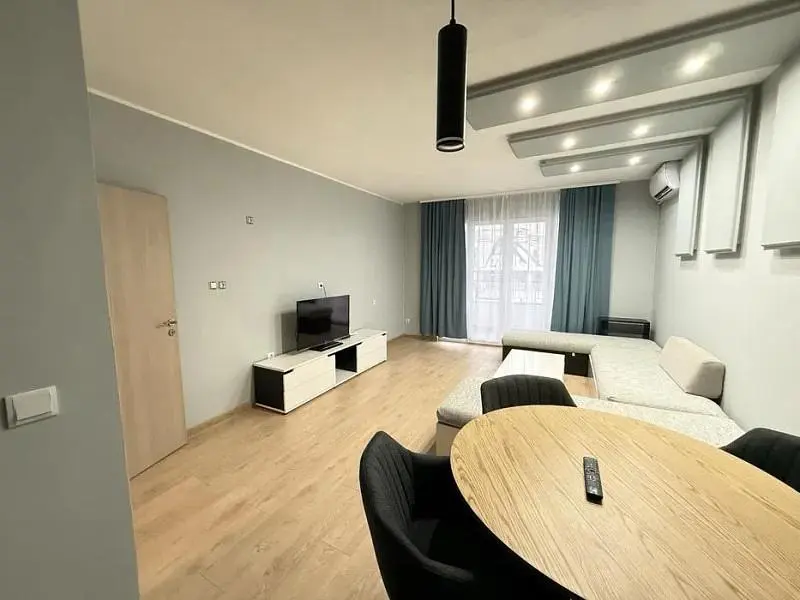 Wohnzimmer; tageslicht, holzboden, moderner stil