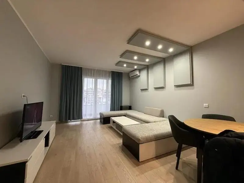 Wohnzimmer; tageslicht, moderner stil, holzboden