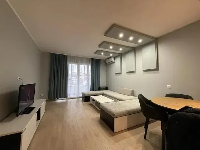 Salón; luz natural, estilo moderno, suelo de madera