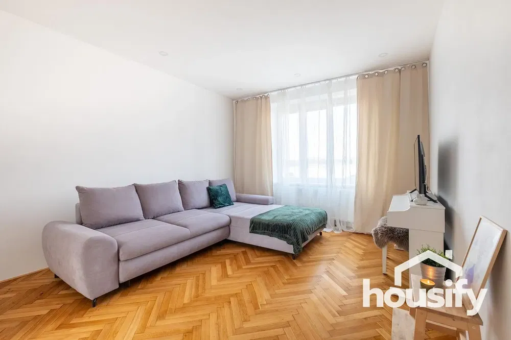 Obývací pokoj; dřevěná podlaha, přirozené světlo, moderní styl