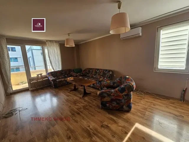 Salón; suelo de madera, luz natural, estilo moderno
